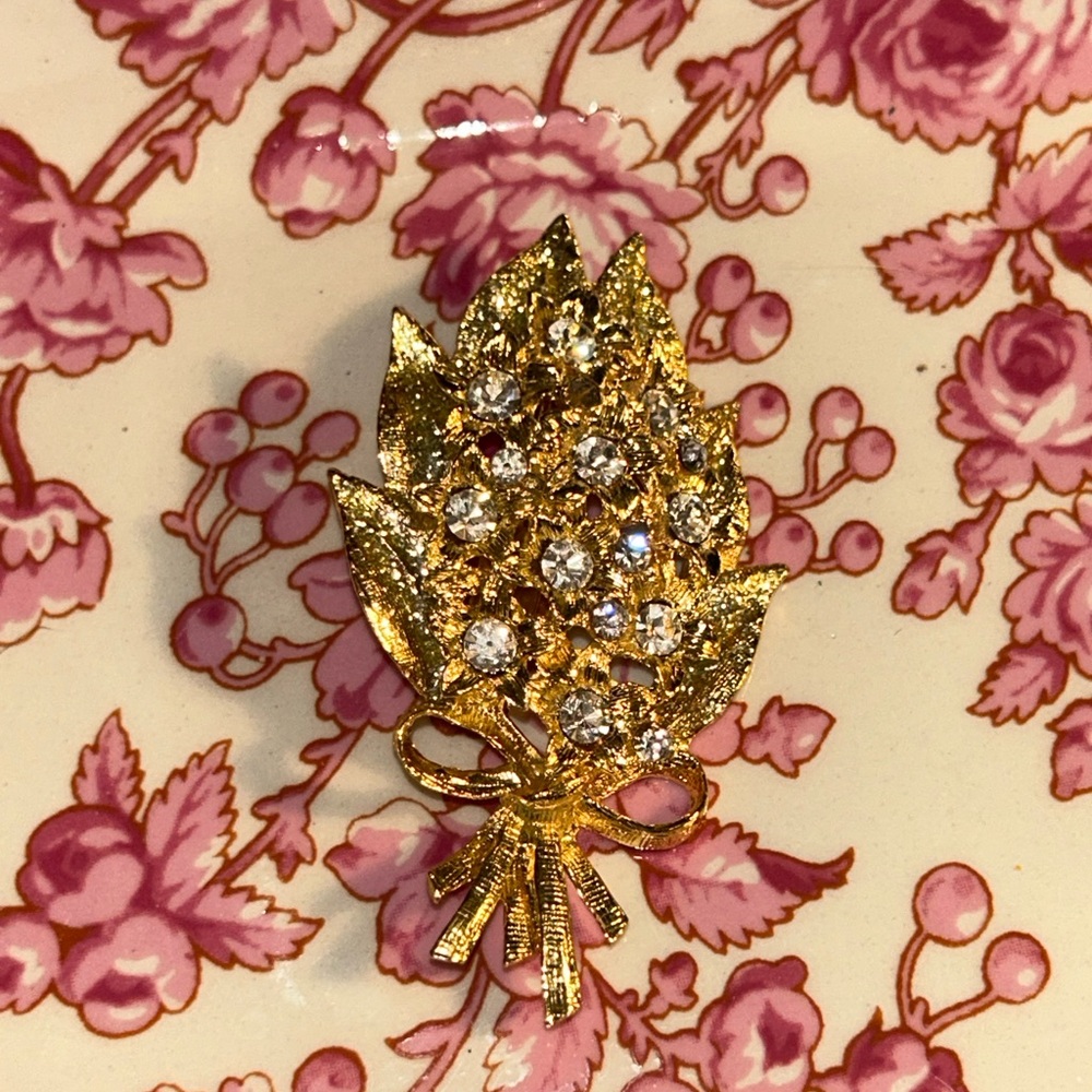 Elegant Gold Leaf Brooch with Crystals